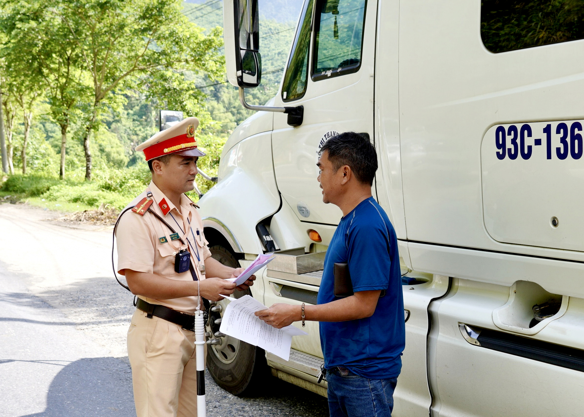 Lực lượng Cảnh sát giao thông tỉnh tuyên truyền lái xe chấp hành nghiêm Luật Giao thông đường bộ.