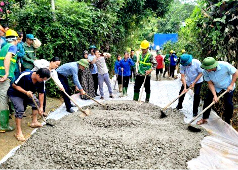 Cán bộ, nhân dân xã Đông Thành tích cực phấn đấu hoàn thành các tiêu chí xã Nông thôn mới.