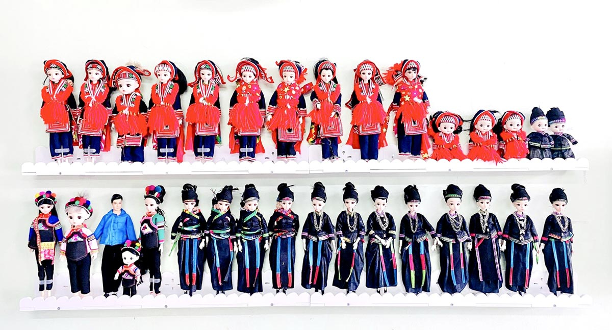 Sản phẩm búp bê với bộ trang phục truyền thống các dân tộc của Huyện đoàn Xín Mần.
