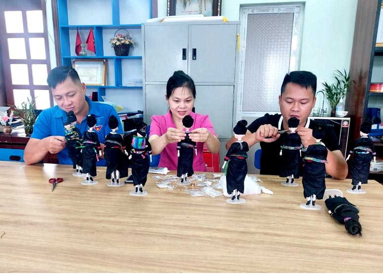 Đoàn viên, thanh niên huyện Xín Mần hoàn thiện các sản phẩm búp bê.
