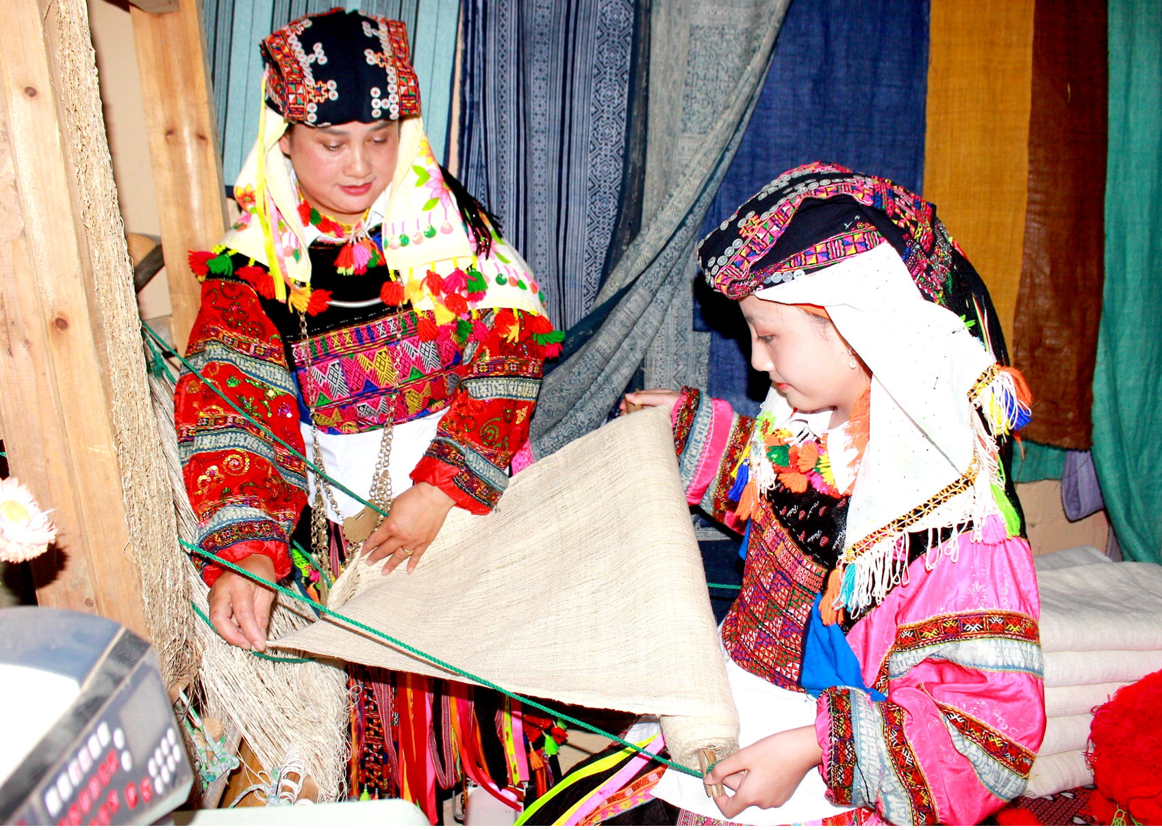 Phụ nữ dân tộc Lô Lô giữ gìn nghề dệt thổ cẩm truyền thống.
