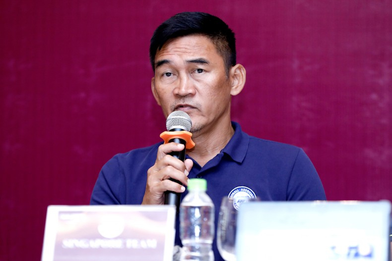 Huấn luyện viên Nazri Nasir của U23 Singapore phát biểu tại buổi họp báo. 