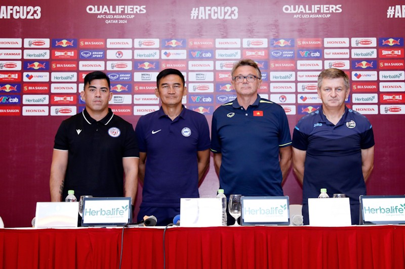 Huấn luyện viên trưởng 4 đội tuyển tham dự họp báo trước ngày khởi tranh bảng C, Vòng loại U23 châu Á 2024. 