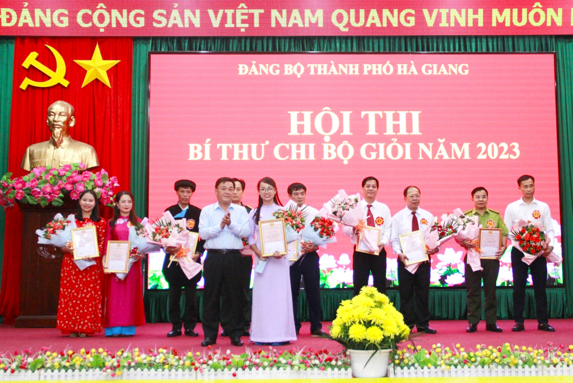 Ban tổ chức trao giải Nhất cho thí sinh Vũ Thúy Quỳnh, Bí thư chi bộ Trường Mầm non Hoa Đào