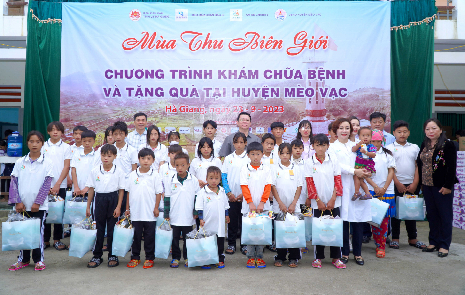 Trưởng ban Dân vận Tỉnh ủy Trần Mạnh Lợi và đại diện các đơn vị tặng quà cho 42 cháu nhỏ mồ côi cha mẹ.