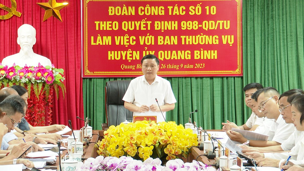 Trưởng ban Tổ chức Tỉnh ủy Nguyễn Minh Tiến phát biểu tại buổi làm việc.