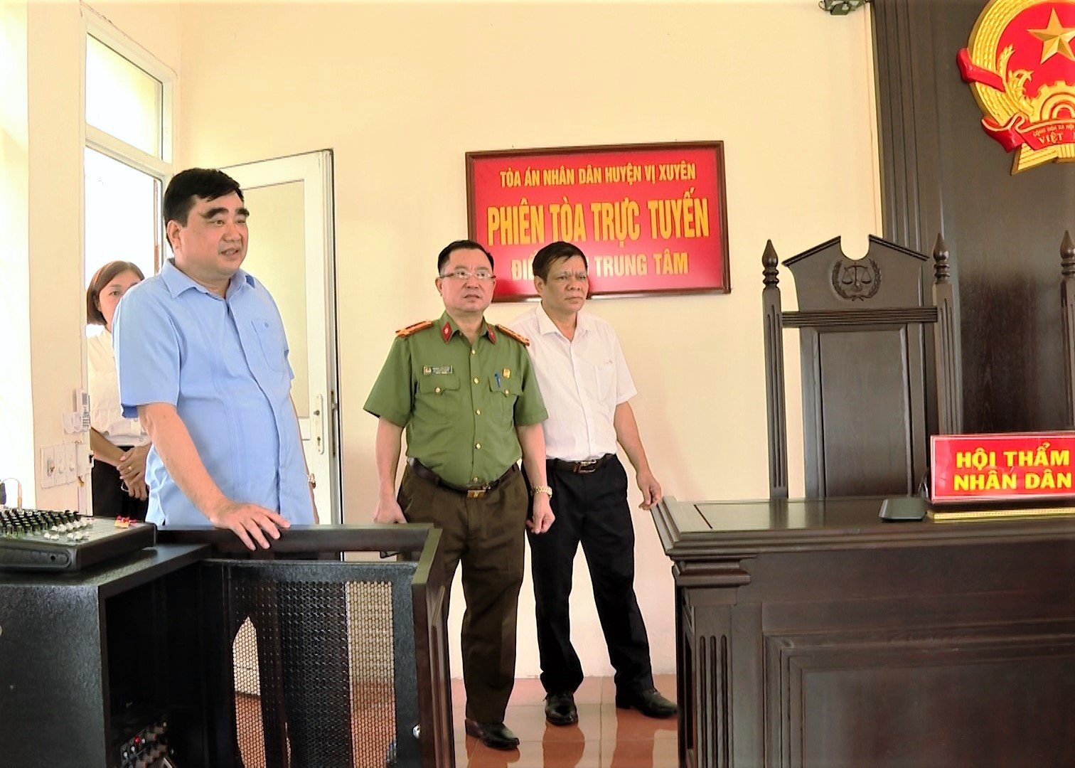 Trưởng ban Nội chính Tỉnh ủy Hoàng Đình Phới kiểm tra thực tế tại Tòa án Nhân dân huyện Vị Xuyên.