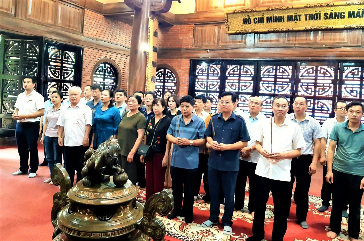 Đoàn công tác dâng hương Chủ tịch Hồ Chí Minh tại Khu di tích Quốc gia đặc biệt ATK Định Hóa, tỉnh Thái Nguyên.