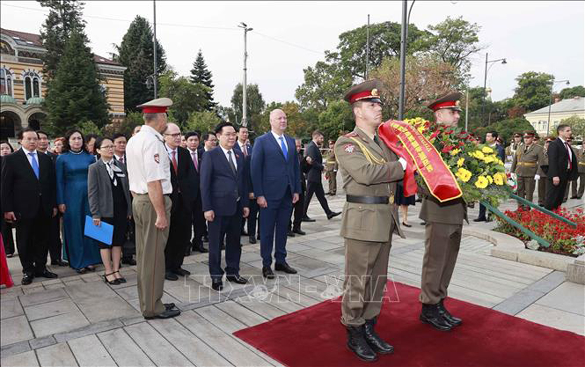 Chủ tịch Quốc hội Vương Đình Huệ cùng Chủ tịch Quốc hội Bulgaria Rosen Zhelyazk đến đặt hoa tại Tượng đài Chiến sĩ vô danh ở Thủ đô Sofia. 