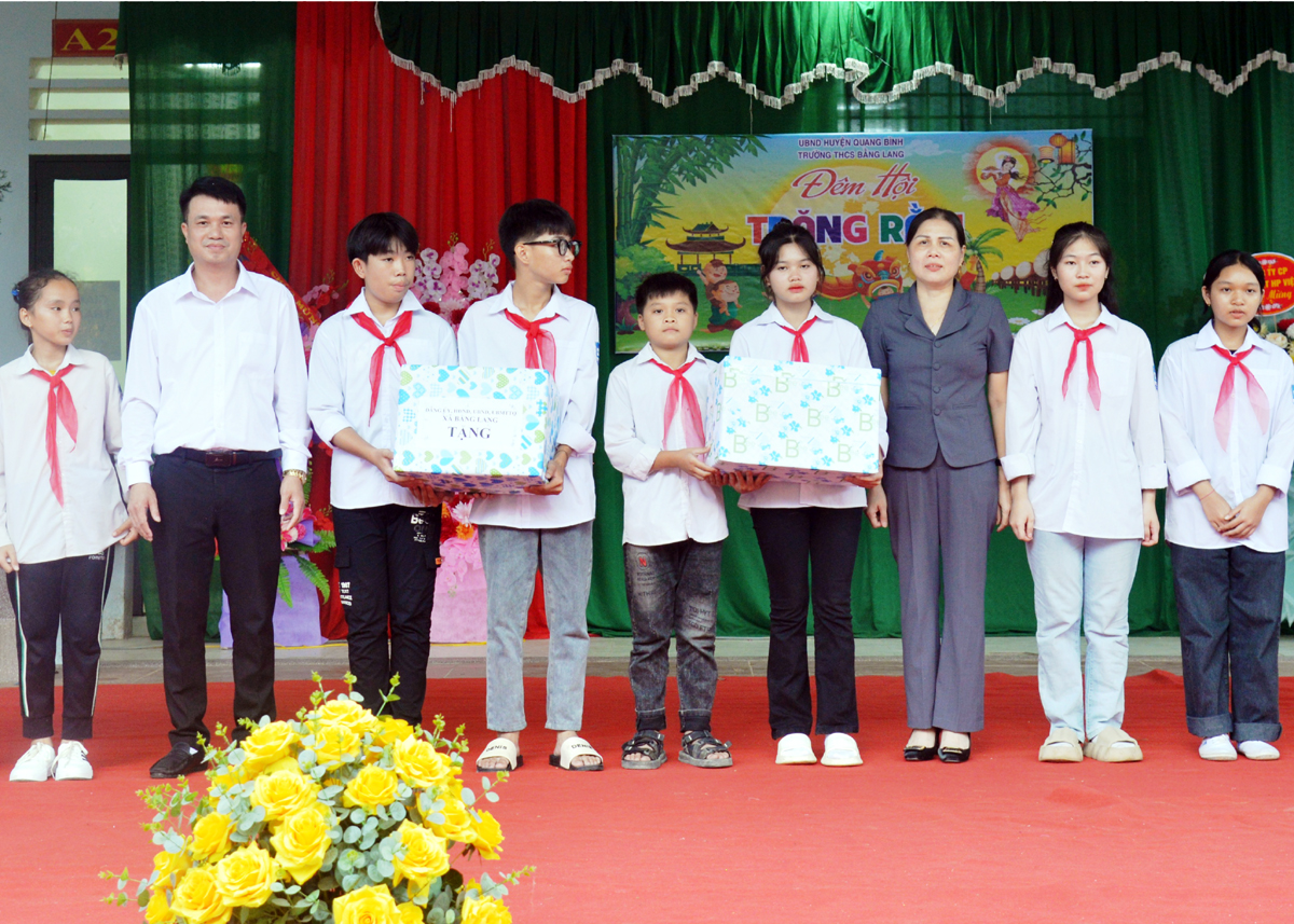 Lãnh đạo UBND huyện Quang Bình tặng quà trung thu cho các em học sinh Trường THCS Bằng Lang