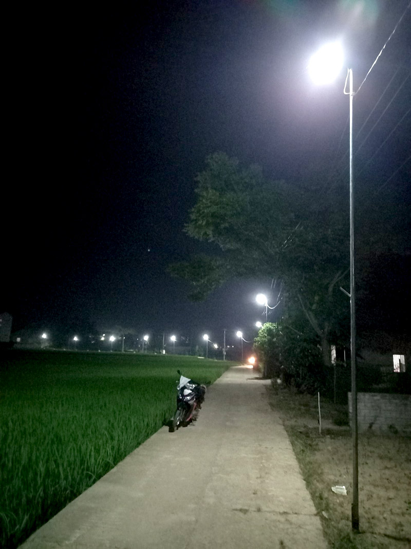 Lung linh ánh điện đường về thôn Linh.
