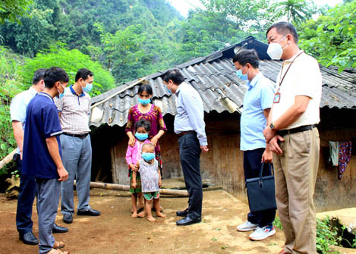 Đoàn công tác của Bộ Y tế giám sát công tác phòng, chống dịch tại xã Lũng Hồ.