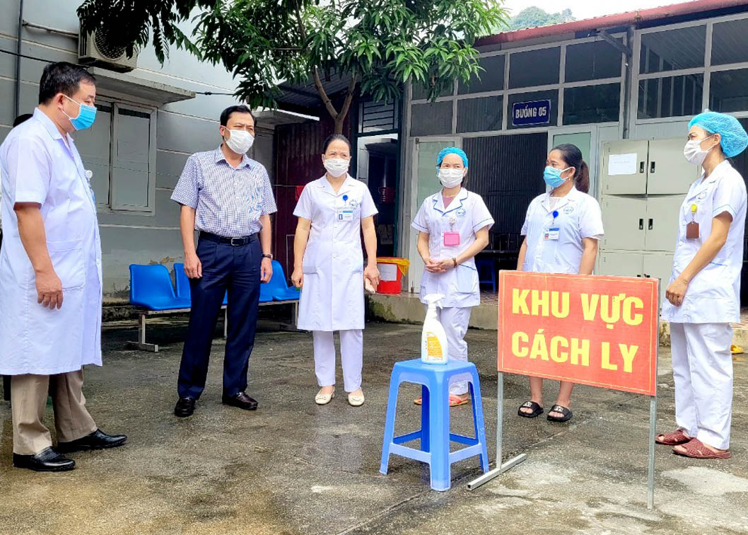 Lãnh đạo huyện kiểm tra công tác điều trị, cách ly tại Bệnh viện Đa khoa khu vực huyện Yên Minh.