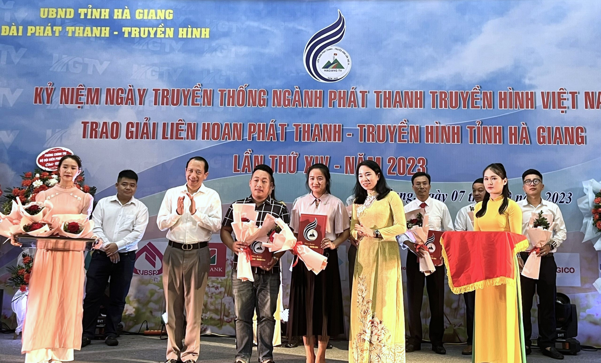 Phó Chủ tịch UBND tỉnh Trần Đức Quý và Giám đốc Đài PT-TH tỉnh Hoàng Thị Hằng trao giải Nhất cho các tác giả, nhóm tác giả