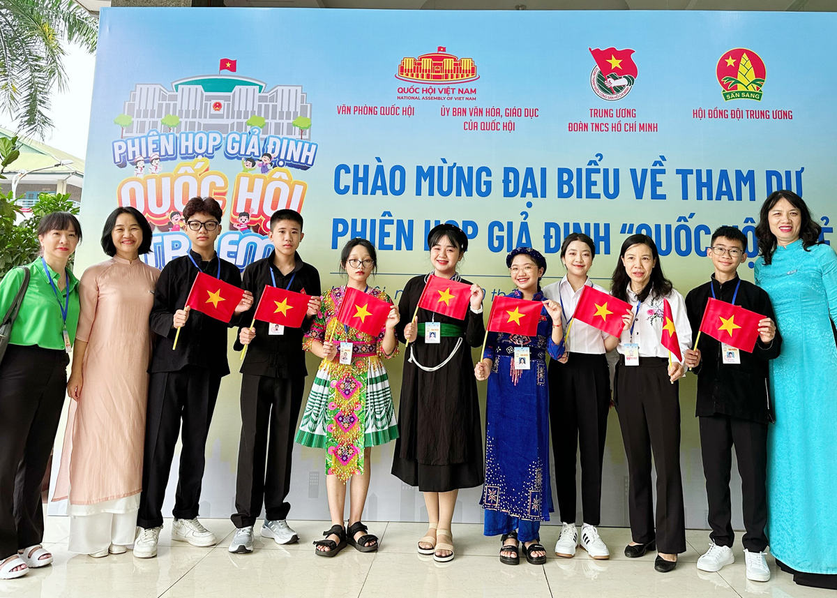 Đoàn thiếu nhi Hà Giang và các đại biểu bên lề Phiên họp giả định “Quốc hội trẻ em” (Ảnh: CTV).