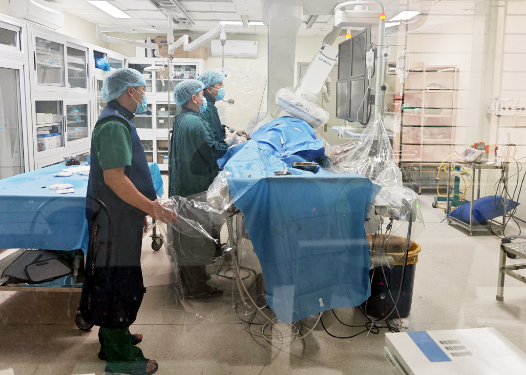 Các bác sĩ khoa Tim mạch, Bệnh viện Đa khoa tỉnh tiến hành đặt stent mạch vành cho bệnh nhân. Ảnh: CTV