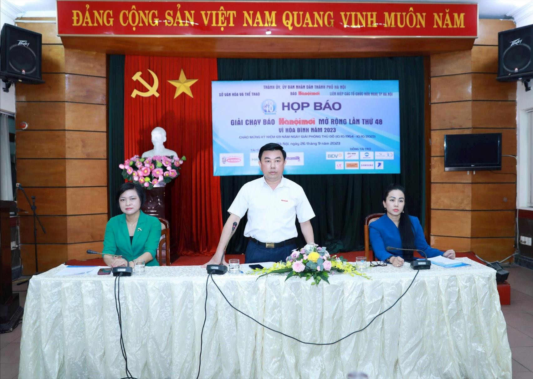 Tổng Biên tập Báo Hànộimới Nguyễn Minh Đức phát biểu khai mạc họp báo.