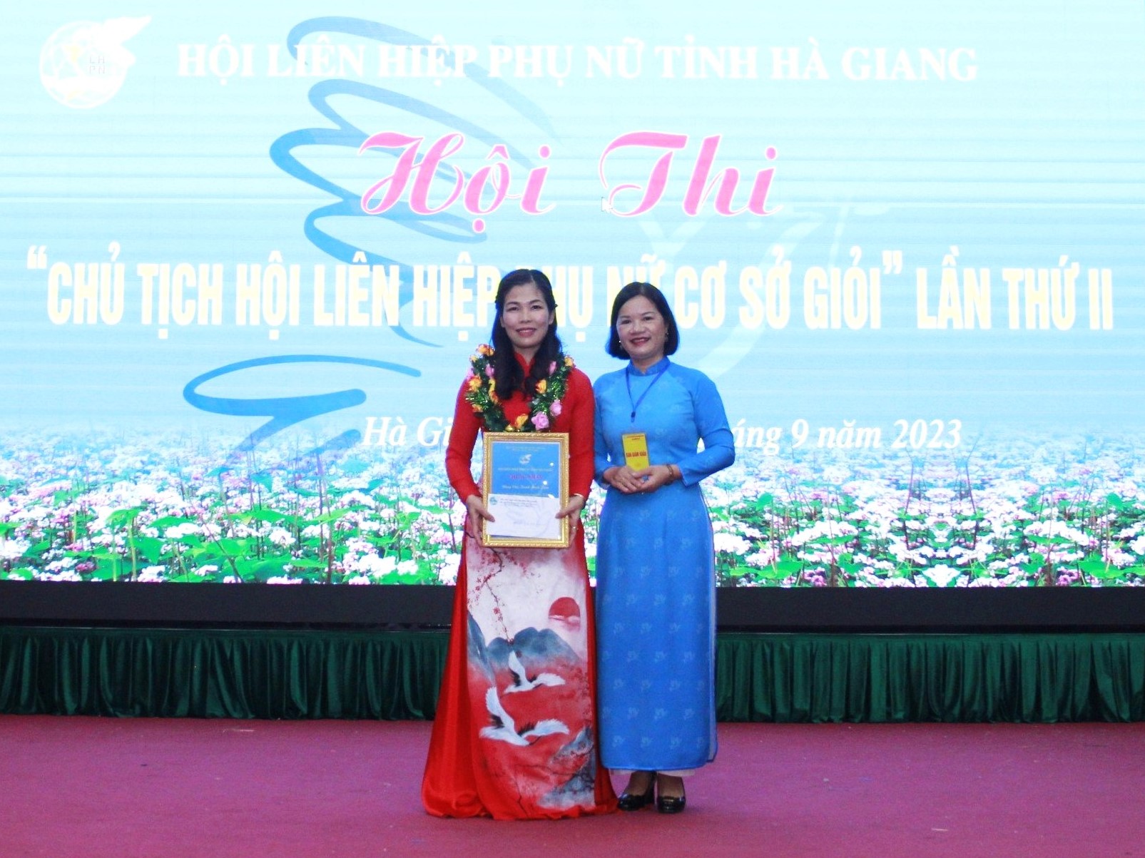 Ban tổ chức trao giải Nhất cho thí sinh Trịnh Minh Tâm, Chủ tịch Hội LHPN phường Nguyễn Trãi, Thành phố Hà Giang.