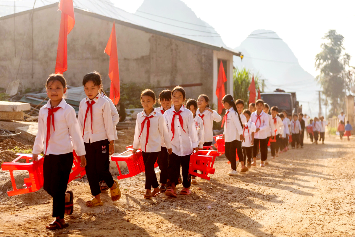 Các học sinh Sủng Trái đến khai giảng năm học mới