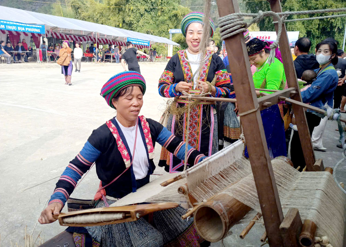 The Can Ty Linen Weaving Cooperative (Quan Ba) strives to develop the traditional linen weaving profession.