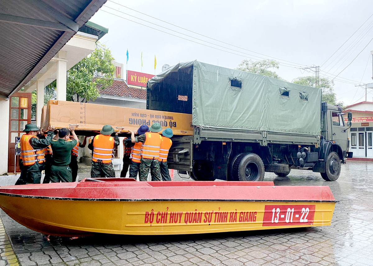 Cán bộ, chiến sỹ Ban CHQS thành phố chuẩn bị phương tiện, sẵn sàng ứng phó cơn bão số 3.