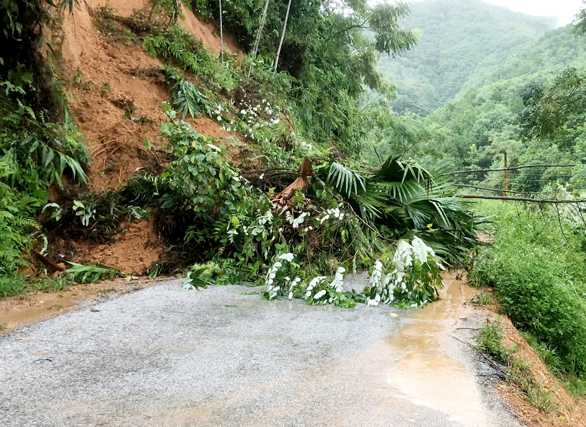 Tuyến đường liên xã Liên Hiệp - Hữu Sản (Bắc Quang) bị sạt lở gây ảnh hưởng đến việc đi lại của nhân dân. Ảnh: Phương Thùy.