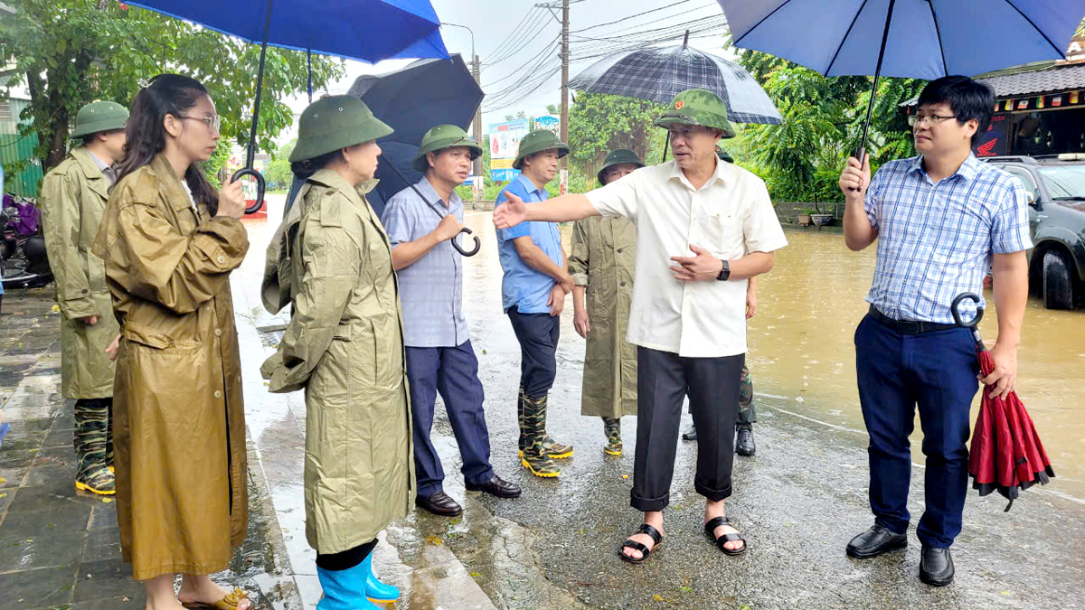 Ha Giang Chairman Nguyen Van Son inspects disaster prevention efforts in the Phuong Thien Market area, Ha Giang City.