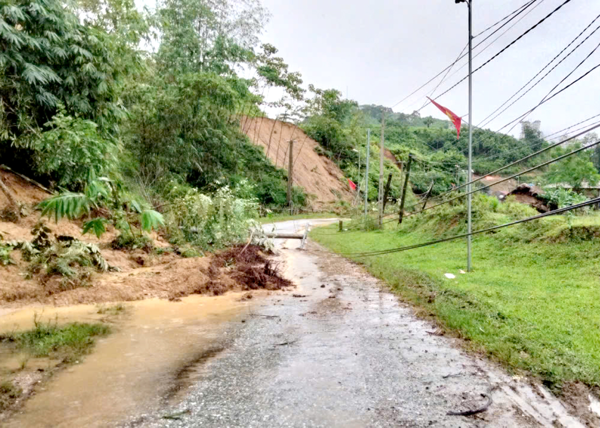 Tuyến đường vào trung tâm xã Nà Khương (Quang Bình) bị sạt lở nghiêm trọng. 
