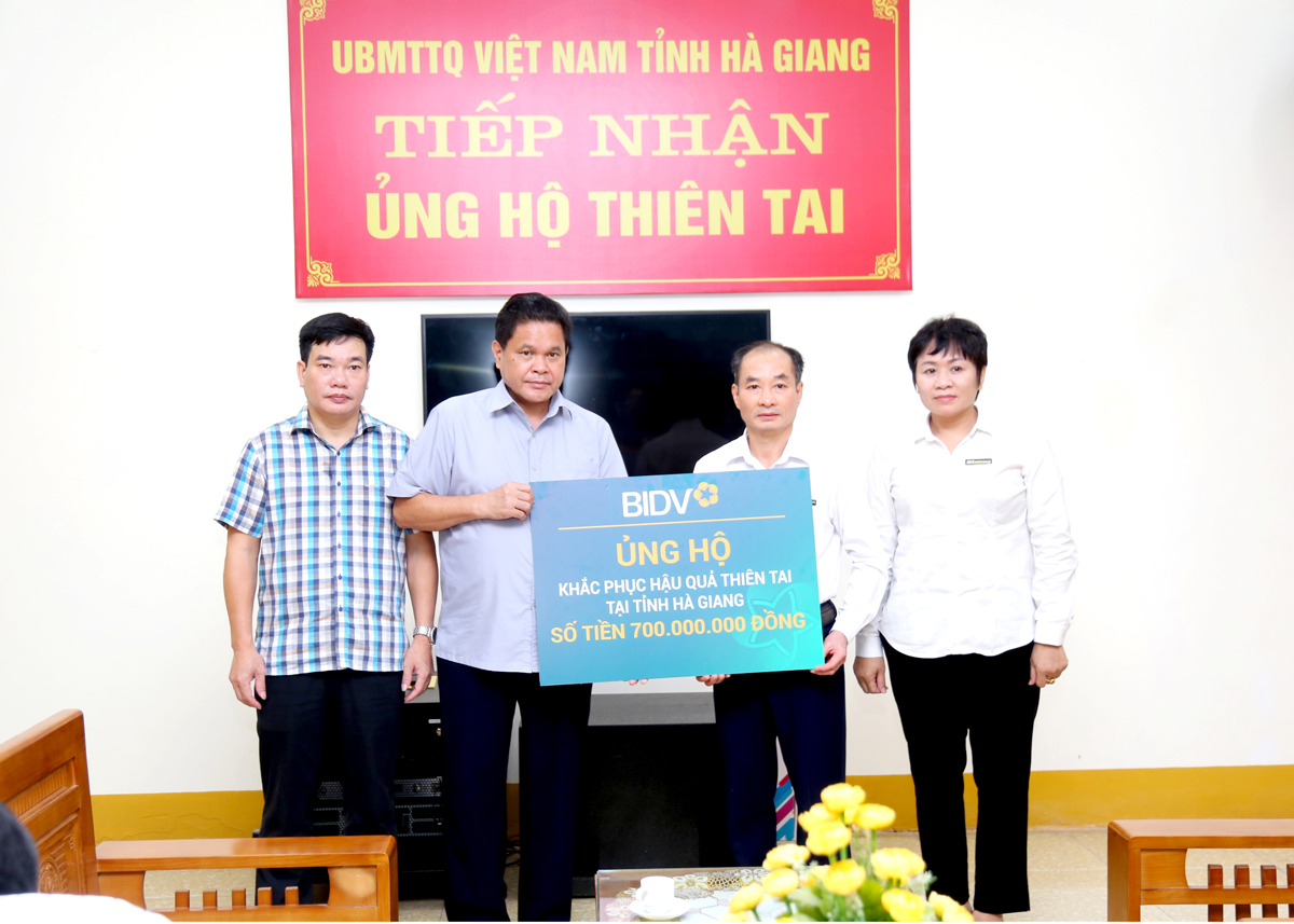 Lãnh đạo BIDV Chi nhánh tỉnh Hà Giang trao 700 triệu đồng ủng hộ Nhân dân trên địa bàn tỉnh khắc phục hậu quả thiên tai.