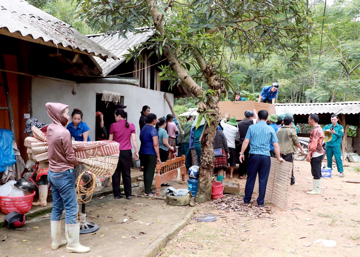 Bà con thôn Yên Lập, xã Yên Thành (Quang Bình) cùng giúp nhau di dời về nơi ở an toàn.