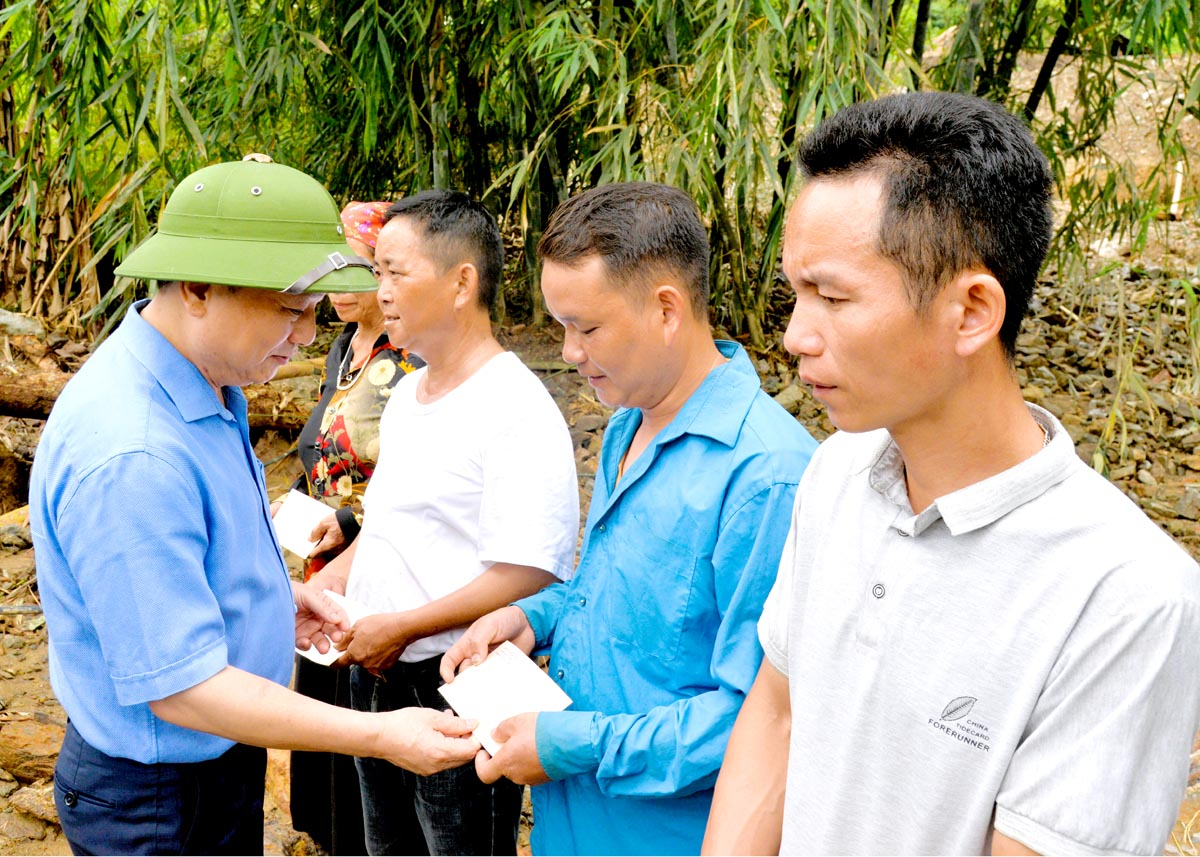 Trưởng ban Tổ chức Tỉnh ủy Nguyễn Minh Tiến tặng quà cho các gia đình bị thiệt hại nhà ở tại thôn Đồng Tâm, xã Yên Thành.