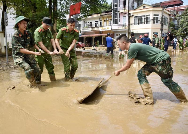 Các lực lượng quân đội và công an giúp nhân dân dọn dẹp vệ sinh môi trường sau bão lũ tại thành phố Yên Bái