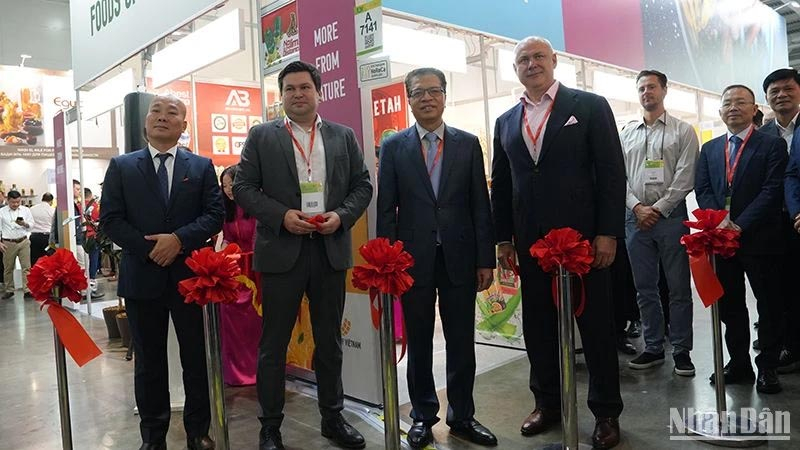 Khai trương gian hàng Việt Nam tại Worldfood Moscow 2024. 