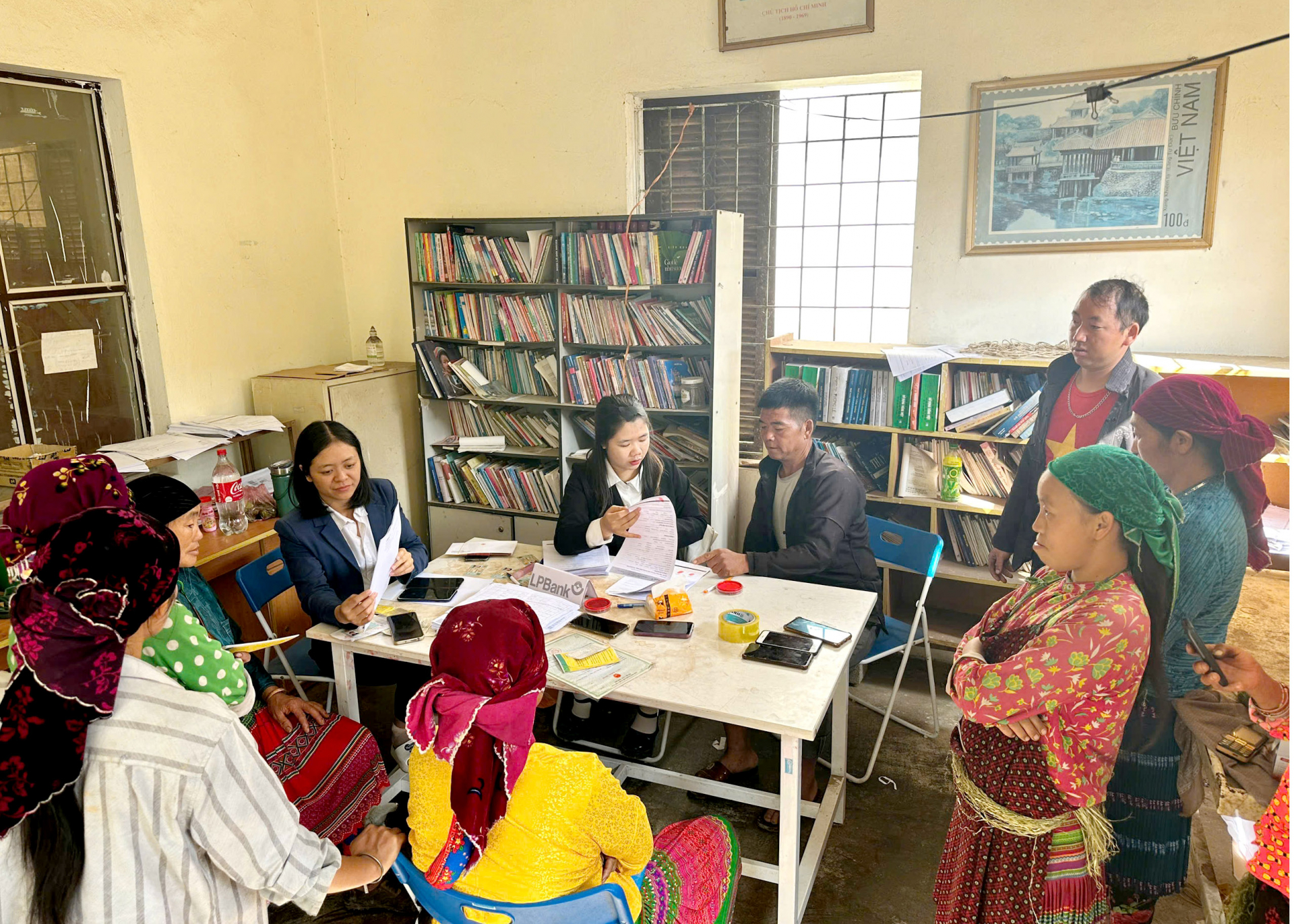 Staff of Fortune Vietnam Joint Stock Commercial Bank (LP Bank), Dong Van Transaction Office provides free bank cards for people in Lung Cu commune.