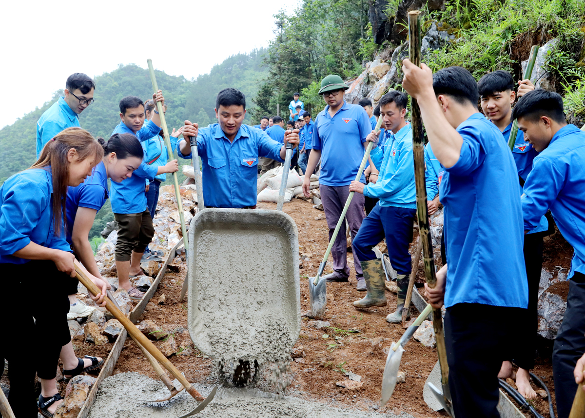 Lực lượng đoàn viên, thanh niên Mèo Vạc tham gia làm đường bê tông nông thôn.