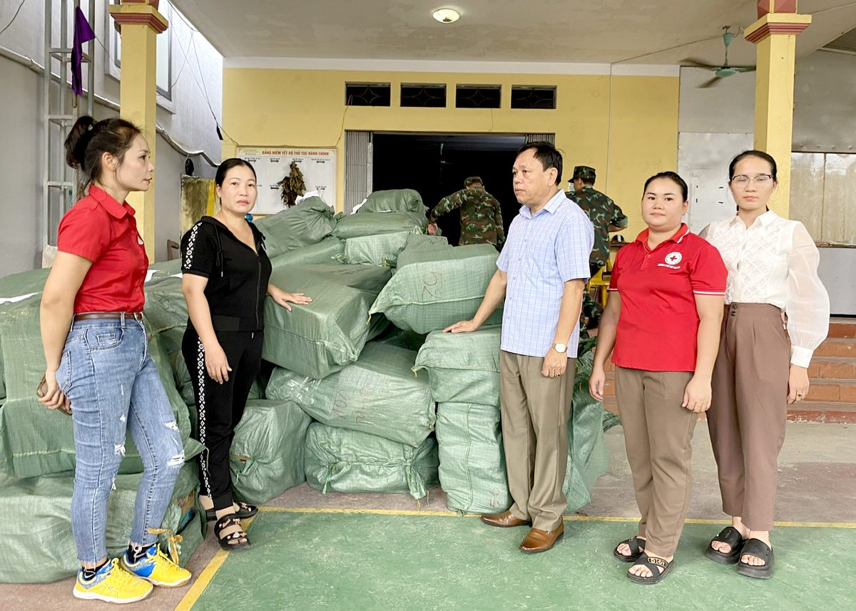 Lực lượng tình nguyện tiếp nhận hàng hóa hỗ trợ tại thành phố Hà Giang. 

