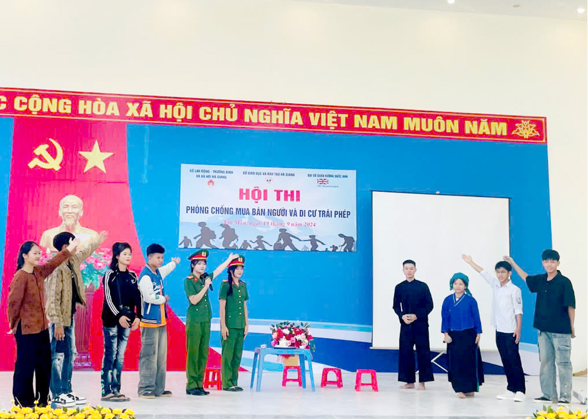 Màn thi chào hỏi tại hội thi.