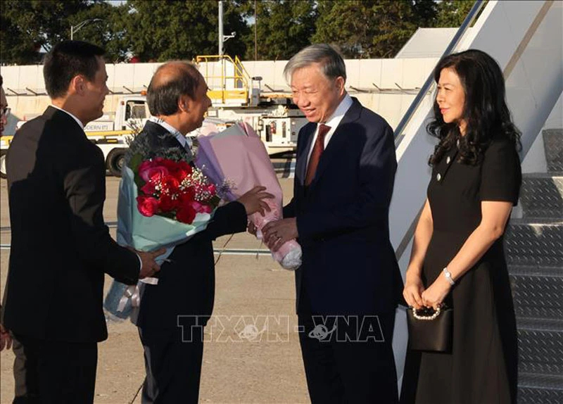 Đại sứ Việt Nam tại Hoa Kỳ Nguyễn Quốc Dũng và Đại sứ, Trưởng phái đoàn Việt Nam tại Liên hợp quốc Đặng Hoàng Giang đón Tổng Bí thư, Chủ tịch nước Tô Lâm và Phu nhân tại Sân bay quốc tế J.F Kennedy. 