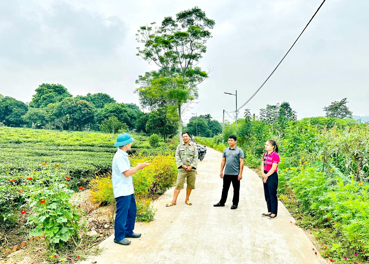 Đồng chí Nguyễn Xuân Xuyến (đội mũ), Bí thư Chi bộ thôn Đội 5, xã Ngọc Linh vận động nhân dân hiến đất làm nên những con đường khang trang, sạch đẹp.
