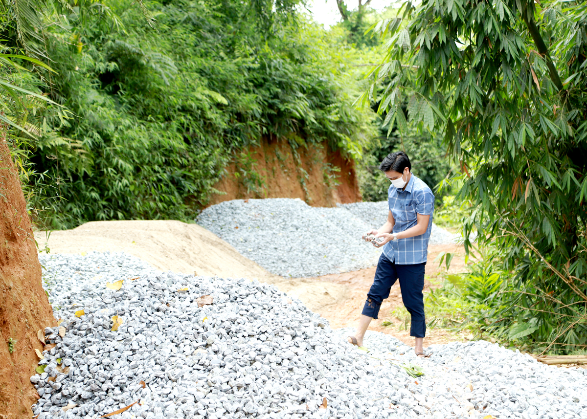 Nguyên Chủ tịch UBND xã Vô Điếm (Bắc Quang) Hoàng Ngọc Vũ kiểm tra, đôn đốc làm đường bê tông nông thôn của xã năm 2021