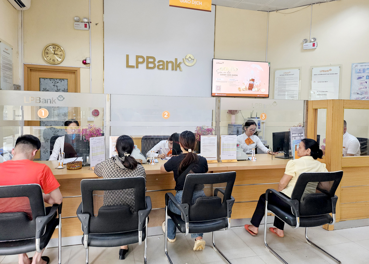 Khách hàng giao dịch tại LPBank PGD Bắc Quang 