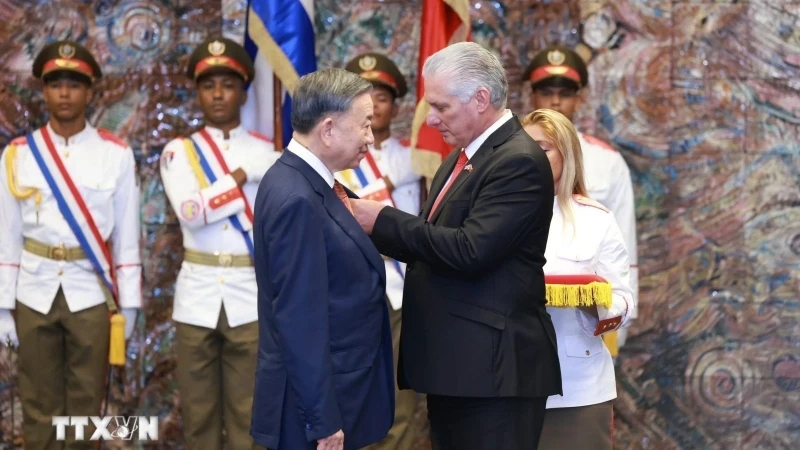 Bí thư thứ nhất Đảng Cộng sản Cuba, Chủ tịch Cuba Miguel Diaz Canel Bermudez trao tặng Huân chương Jose Marti cho Tổng Bí thư, Chủ tịch nước Tô Lâm