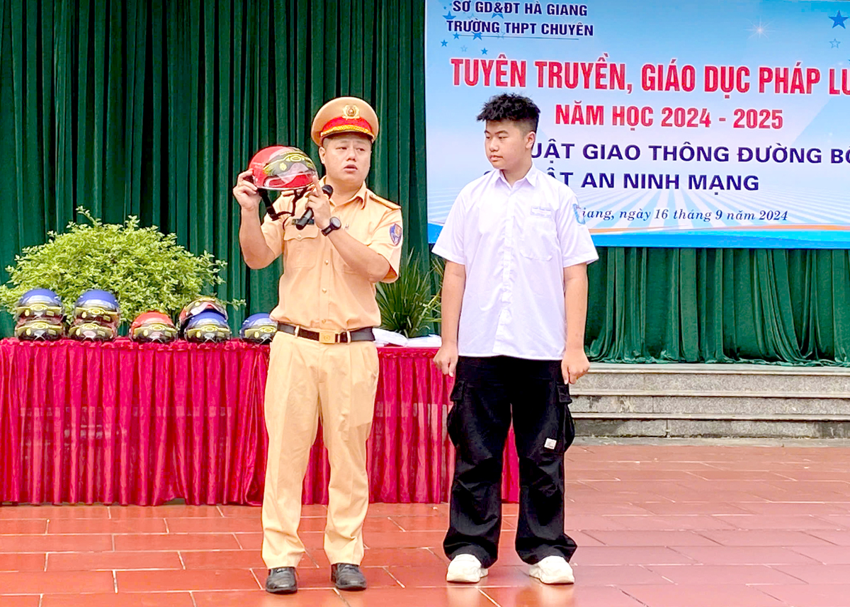 Phòng Cảnh sát giao thông, Công an tỉnh tuyên truyền kỹ năng an toàn cho học sinh Trường THPT Chuyên tỉnh.