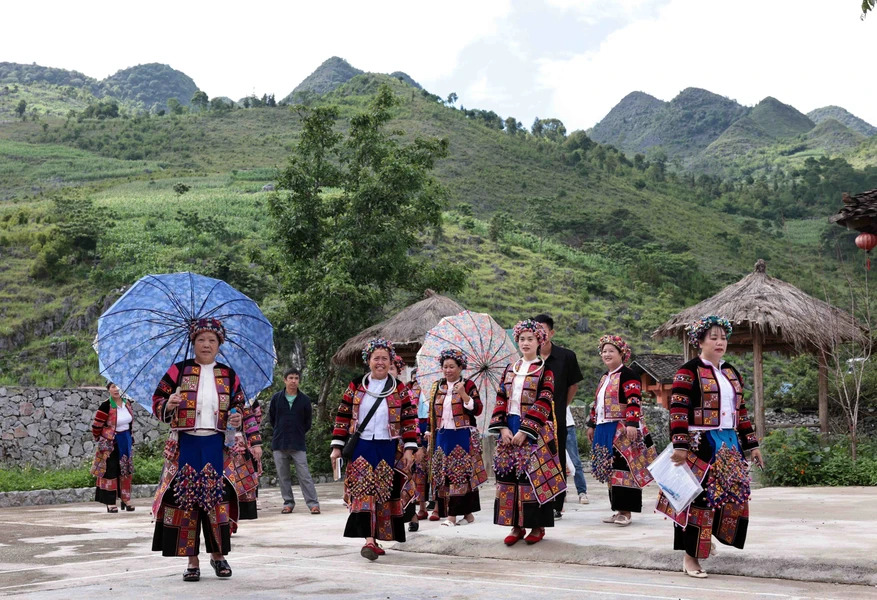 The attire of Lo Lo Hoa women in Meo Vac town, Ha Giang