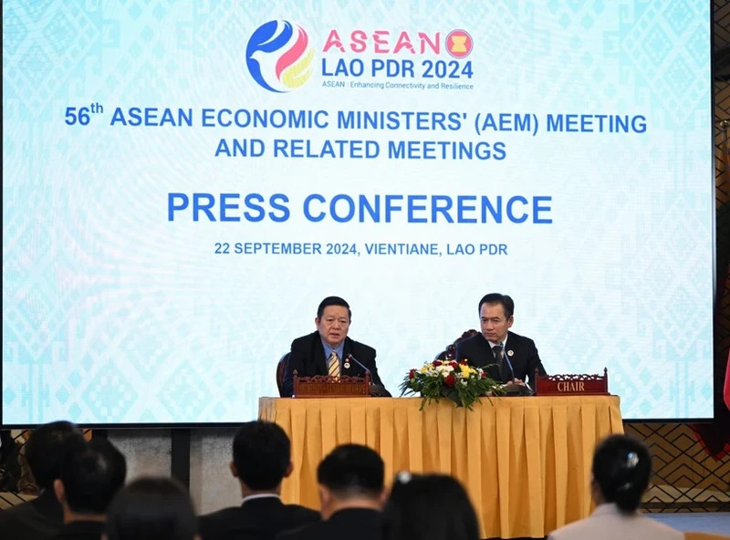 Secretary-General of ASEAN, Dr. Kao Kim Hourn (left) and Lao Minister of Industry and Commerce Malaithong Kommasith chair the press conference to announce the results of the 56th ASEAN Economic Ministers’ (AEM) Meeting and related meetings.