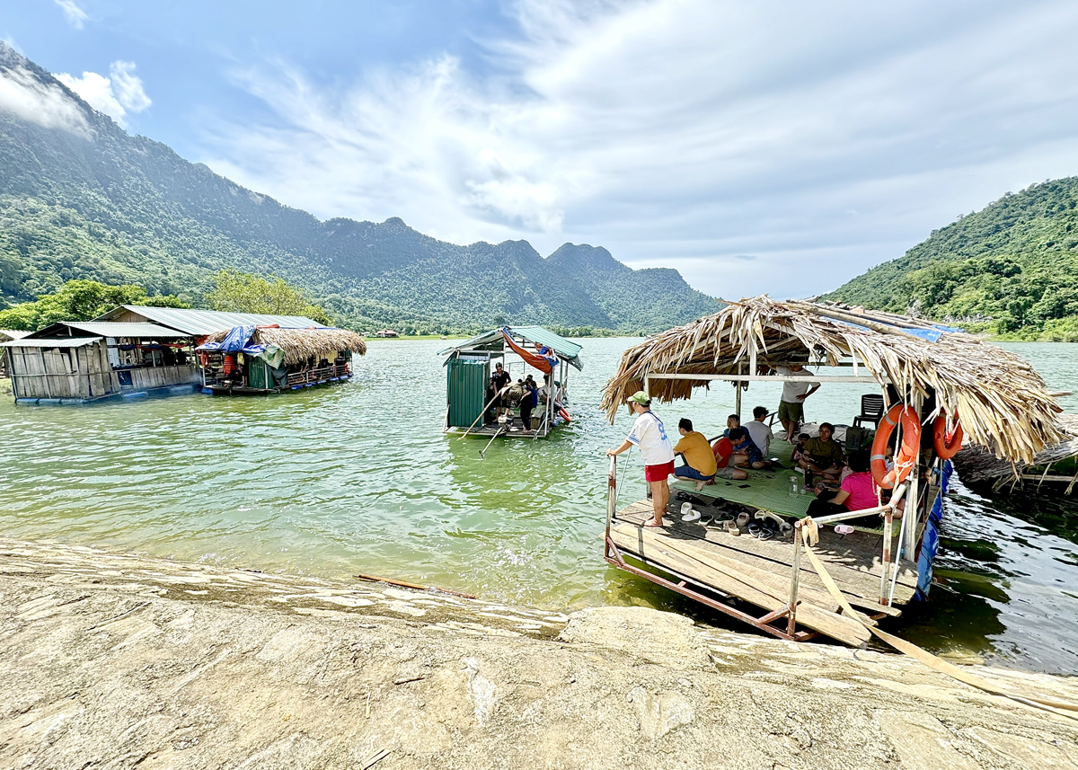 Lượng khách du lịch đến với Hồ Noong ngày một đông