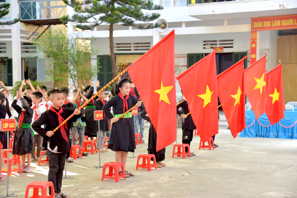 Trường TPDTBT Tiểu học Hương Sơn (Quang Bình) rực rỡ cờ, hoa đón năm học mới.
