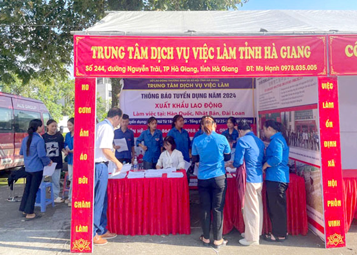 Gian hàng của Trung tâm Dịch vụ việc làm tại Phiên chợ giao dịch việc làm tại cụm xã Linh Hồ