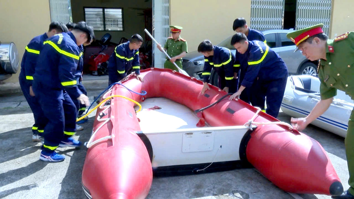 Lực lượng Cảnh sát Phòng cháy chữa cháy và Cứu hộ cứu nạn Công an tỉnh) chuẩn bị phương tiện sẵn sàng ứng phó với bão số 3.