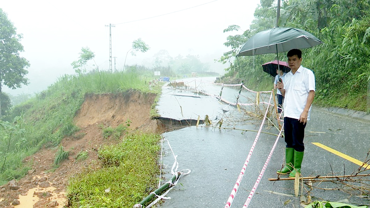 Lãnh đạo huyện Quang Bình kiểm tra khu vực sạt lở nghiêm trọng trên tuyến Quốc lộ 279, đoạn qua địa phận xã Yên Thành (ảnh chụp sáng 9.9). Ảnh: Hoàng Tuấn